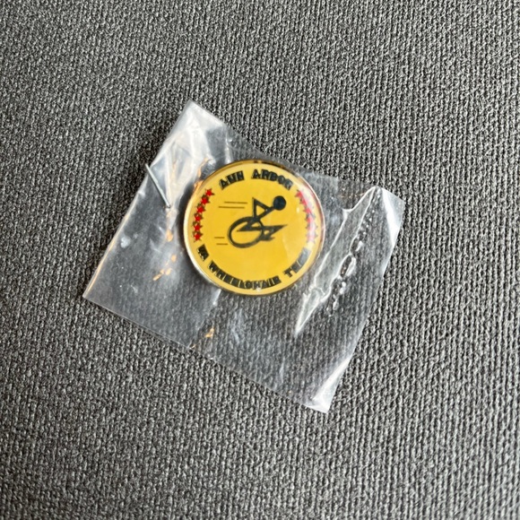 Vintage pins and badge - Picture 2 of 3